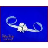 Csuklódísz fehér-világos kék rózsás-világos világos kék szalagon 