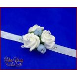 Csuklódísz fehér-világos kék rózsás-világos világos kék szalagon 