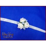 Csuklódísz fehér-világos kék rózsás-világos világos kék szalagon 