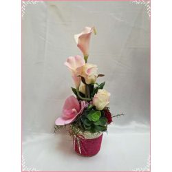   Rózsaszín árnyalatú ikebana, asztaldísz összeállítás 