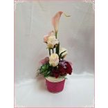 Rózsaszín árnyalatú ikebana, asztaldísz összeállítás 