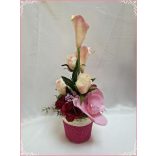 Rózsaszín árnyalatú ikebana, asztaldísz összeállítás 