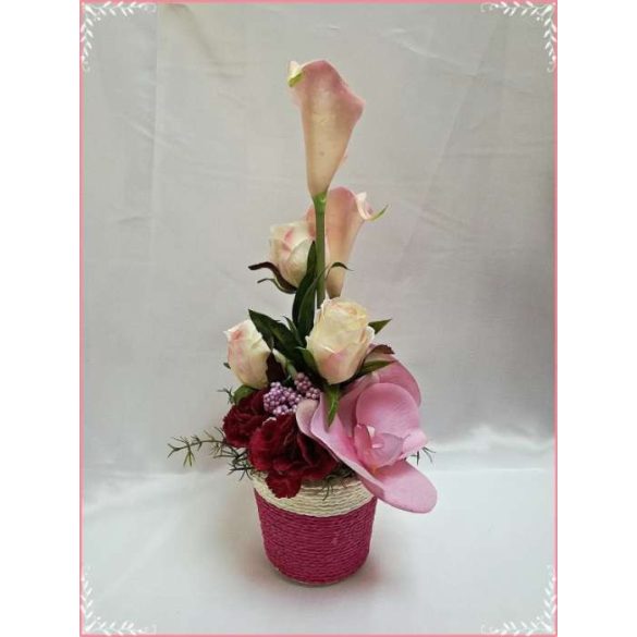 Rózsaszín árnyalatú ikebana, asztaldísz összeállítás 