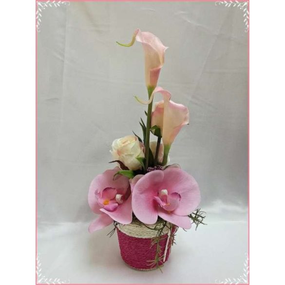 Rózsaszín árnyalatú ikebana, asztaldísz összeállítás 