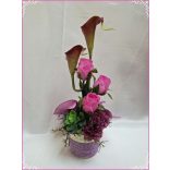 Lilás-mályvás árnyalatú ikebana, asztaldísz összeállítás 