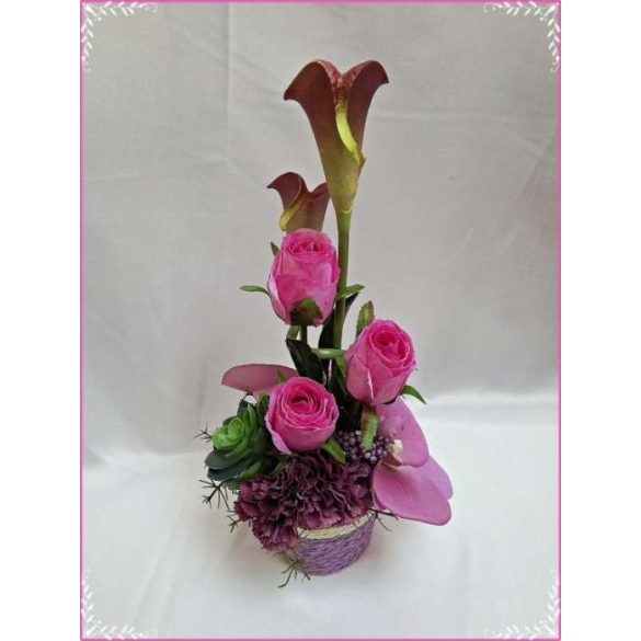 Lilás-mályvás árnyalatú ikebana, asztaldísz összeállítás 