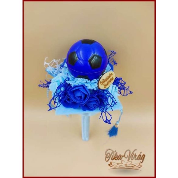 Ovis ballagási örök csokor fiúknak – kék focilabdás egyedi ajándék