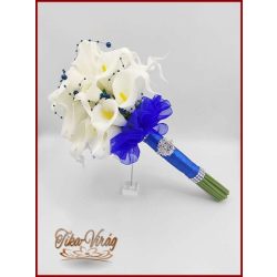   24 virágos Fehér Kála örök-csokor királykék díszítéssel 