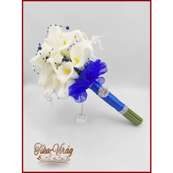 24 virágos Fehér Kála örök-csokor királykék díszítéssel 