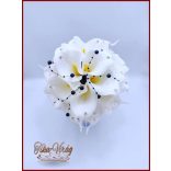 24 virágos Fehér Kála örök-csokor királykék díszítéssel + kitűzővel 