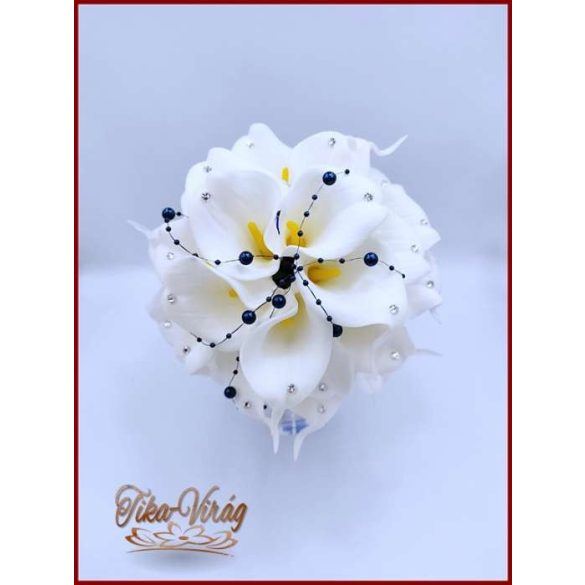 24 virágos Fehér Kála örök-csokor királykék díszítéssel + kitűzővel 