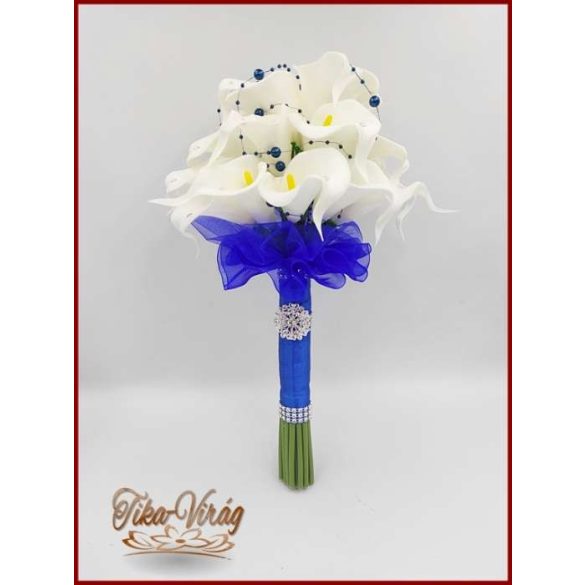 24 virágos Fehér Kála örök-csokor királykék díszítéssel + kitűzővel 