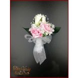 Fehér rózsás-rózsaszín rózsával díszített kitűző, bokréta 