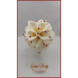 24 virágos Fehér Kála örök-csokor piros díszítéssel 