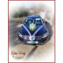 Fehér virágokból álló autódísz 