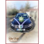 Fehér virágokból álló autódísz 