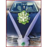 Fehér virágokból álló autódísz 