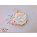 Fehér rózsás-barack szalagos gyöngyös pánttal 