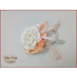 Fehér rózsás-barack szalagos gyöngyös pánttal 