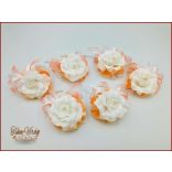 Fehér rózsás-barack szalagos gyöngyös pánttal 