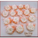 Fehér rózsás-barack szalagos gyöngyös pánttal 