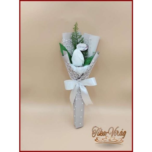 Fehér színű szappan-tulipán csokor Nőnapi táblával 