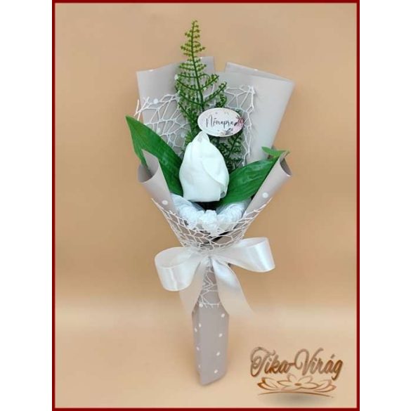 Fehér színű szappan-tulipán csokor Nőnapi táblával 