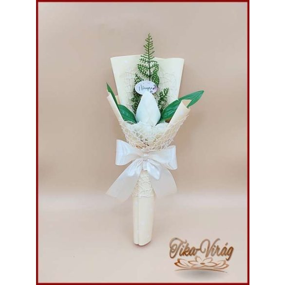 Ekrü színű szappan-tulipán csokor Nőnapi táblával 