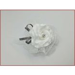 Fehér rózsás-ezüst szalagos gyöngyös pánttal 