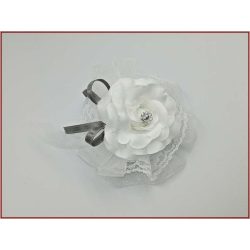 Fehér rózsás-ezüst szalagos gyöngyös pánttal 
