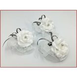 Fehér rózsás-ezüst szalagos gyöngyös pánttal 