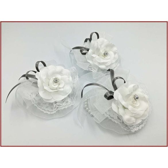 Fehér rózsás-ezüst szalagos gyöngyös pánttal 