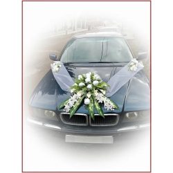   Fehér virágos örök-autódísz + két oldalról belógó csokorral + organzával. 