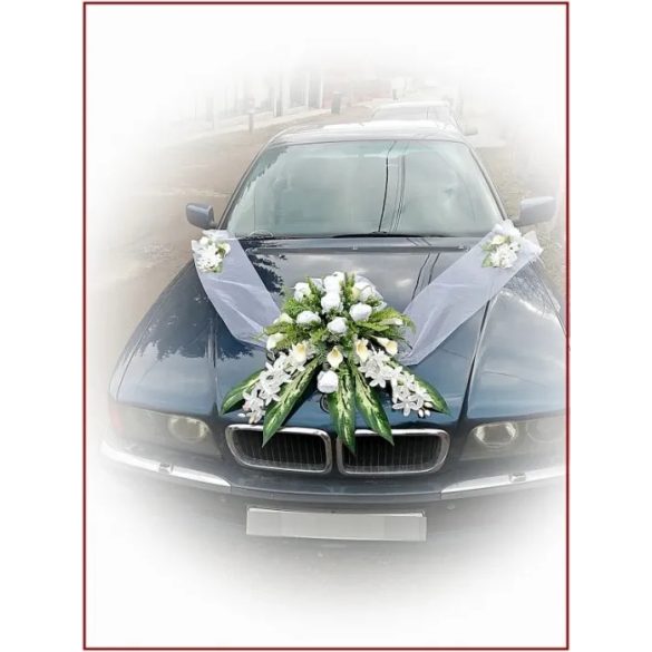 Fehér virágos örök-autódísz + két oldalról belógó csokorral + organzával. 