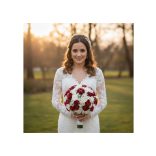 25 szál vörös rózsa fehér díszítésű örökcsokor 