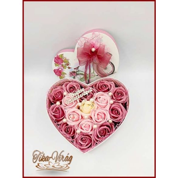 Illatos-kert SZÍV ALAKÚ VIRÁG-DOBOZ 16 szál szappan-rózsával 