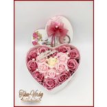Illatos-kert SZÍV ALAKÚ VIRÁG-DOBOZ 16 szál szappan-rózsával 