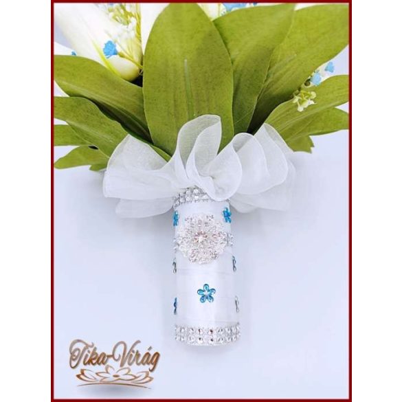 Fehér tulipán-kék díszítéssel örök-csokor 29 szálas+kitűzővel 