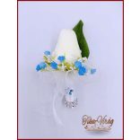 Fehér tulipán-kék díszítéssel kitűző, bokréta 