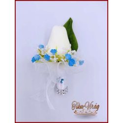 Fehér tulipán-kék díszítéssel kitűző, bokréta 