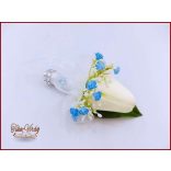 Fehér tulipán-kék díszítéssel kitűző, bokréta 