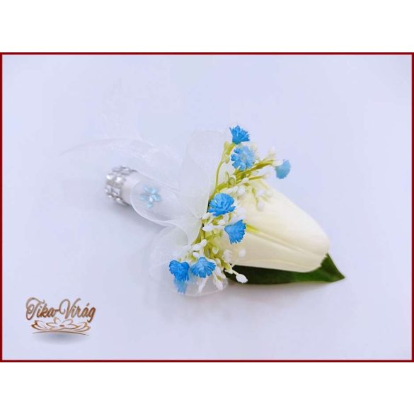 Fehér tulipán-kék díszítéssel kitűző, bokréta 