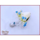 Fehér tulipán-kék díszítéssel kitűző, bokréta 