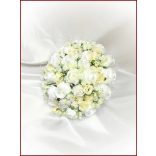 25 szálas fehér-ekrü rózsás örök-csokor + kitűzővel 