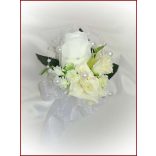 25 szálas fehér-ekrü rózsás örök-csokor + kitűzővel 