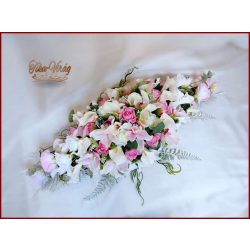   Esküvői örök asztaldísz rózsákból, kálákkal, orchideával, liziantusszal kövekkel díszített 