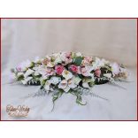 Esküvői örök asztaldísz rózsákból, kálákkal, orchideával, liziantusszal kövekkel díszített 