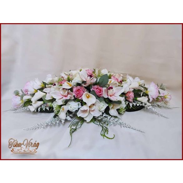 Esküvői örök asztaldísz rózsákból, kálákkal, orchideával, liziantusszal kövekkel díszített 