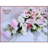 Esküvői örök asztaldísz rózsákból, kálákkal, orchideával, liziantusszal kövekkel díszített 