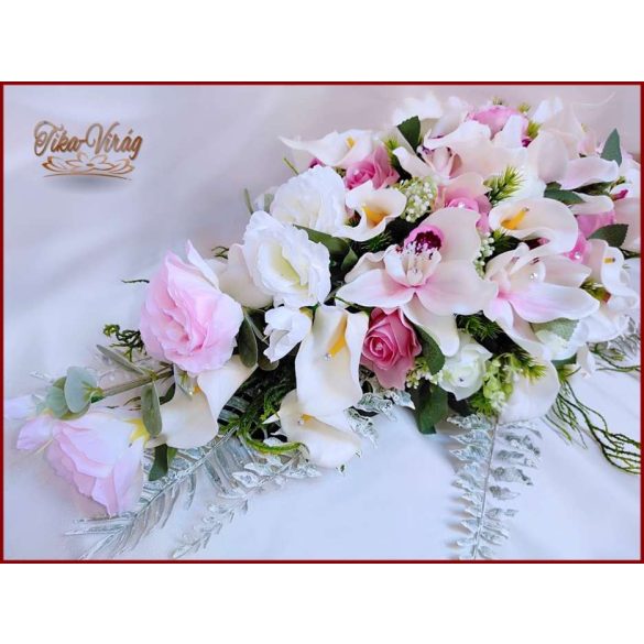 Esküvői örök asztaldísz rózsákból, kálákkal, orchideával, liziantusszal kövekkel díszített 